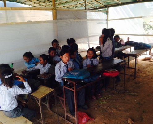 Foto 1 provisorische Schule nach Erdbeben 2015