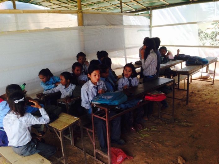 Foto 1 provisorische Schule nach Erdbeben 2015